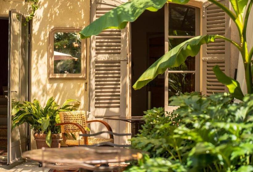 هتل Les Jardins De Baracane