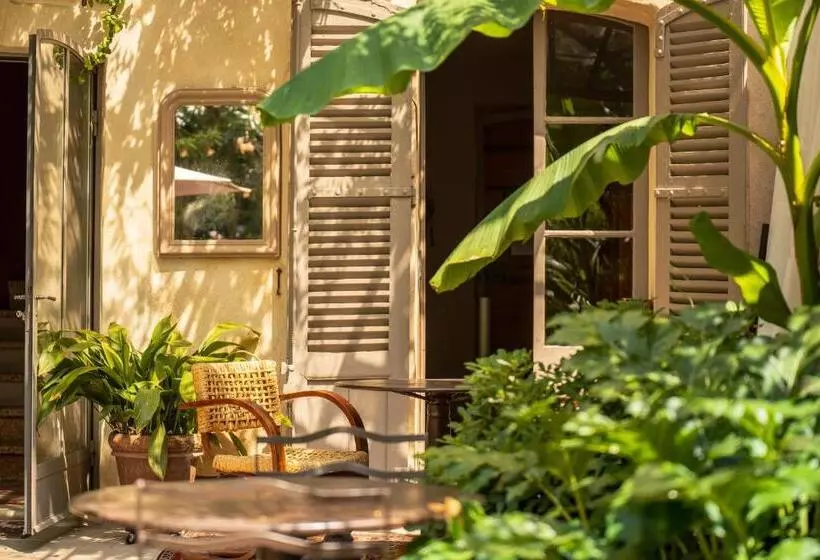 هتل Les Jardins De Baracane