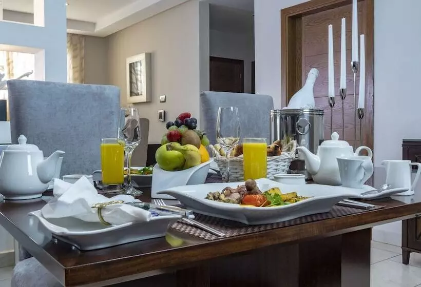 Hotelli Oak Plaza Suites