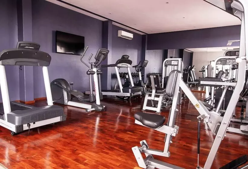 Hotelli Oak Plaza Suites