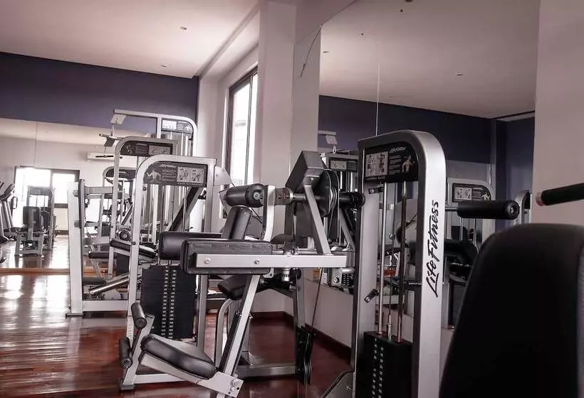 Hotelli Oak Plaza Suites