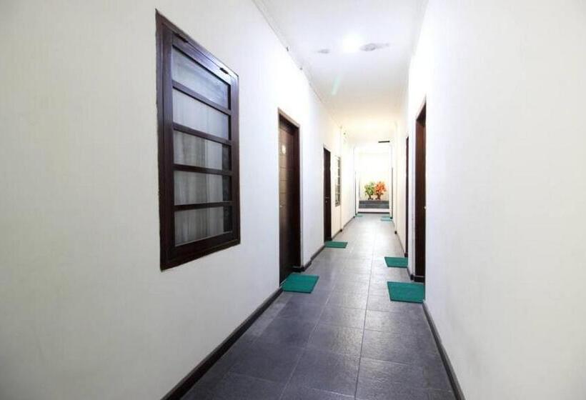 فندق Reddoorz Near Stadion Manahan Solo