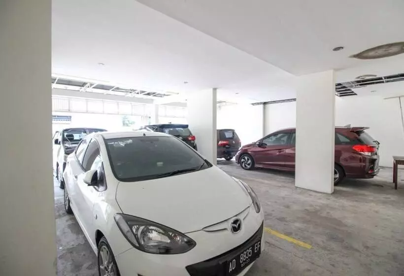 Hotelli Reddoorz Near Stadion Manahan Solo