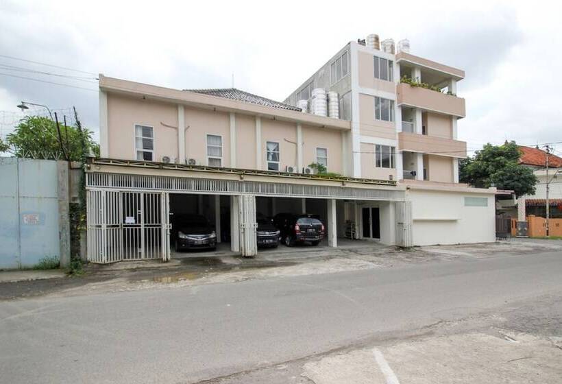 فندق Reddoorz Near Stadion Manahan Solo