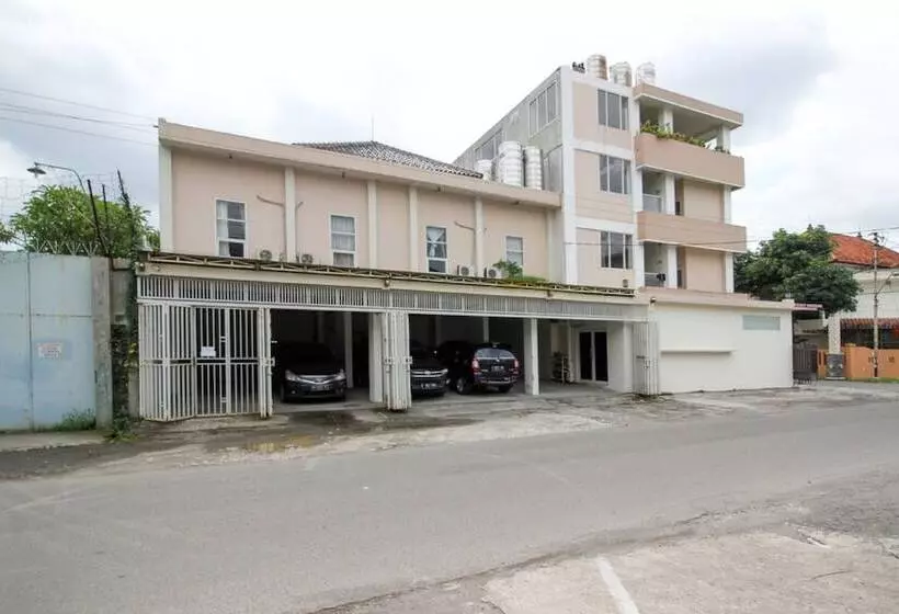 Hotelli Reddoorz Near Stadion Manahan Solo