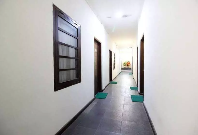 Hotelli Reddoorz Near Stadion Manahan Solo