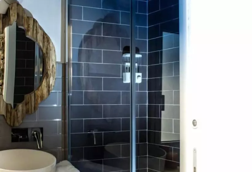 هتل Ad Hoc Rooms