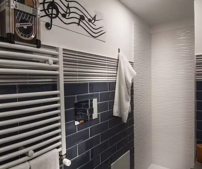 هتل Ad Hoc Rooms