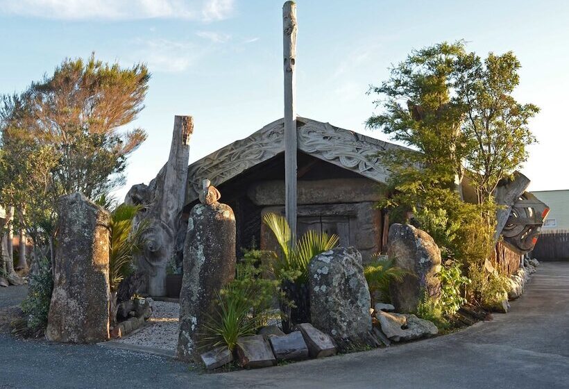 Отель Beachcomber Lodge & Backpacker