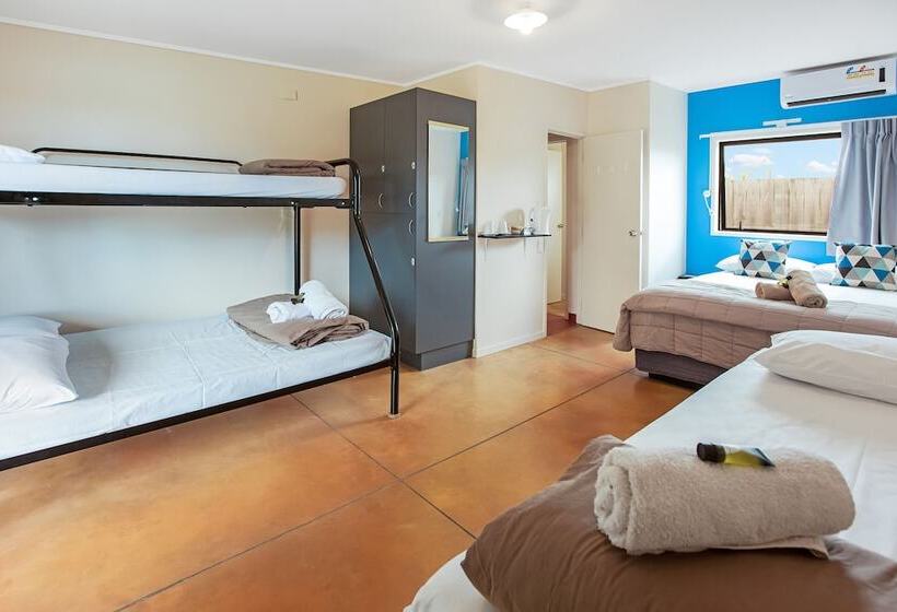 Отель Beachcomber Lodge & Backpacker