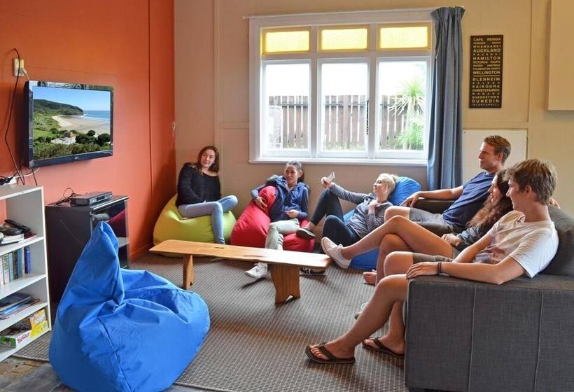 Отель Beachcomber Lodge & Backpacker