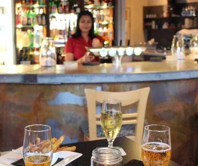 Hotelli Beachcomber Lodge & Backpacker