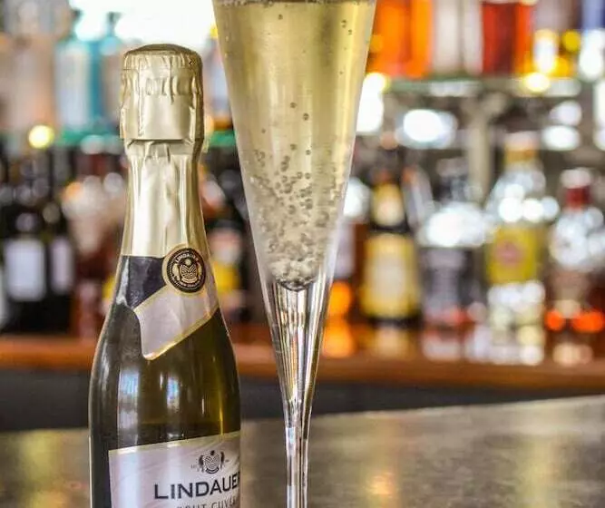 Hotelli Beachcomber Lodge & Backpacker