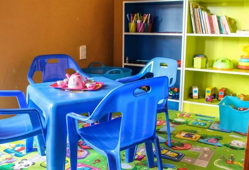 Hotelli Beachcomber Lodge & Backpacker