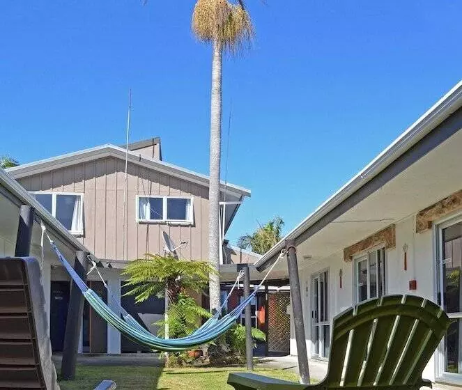 Hotelli Beachcomber Lodge & Backpacker