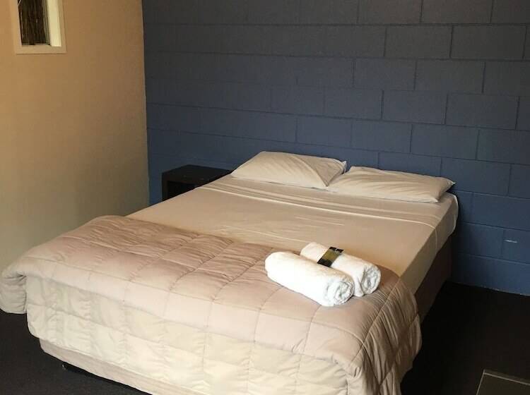 Отель Beachcomber Lodge & Backpacker