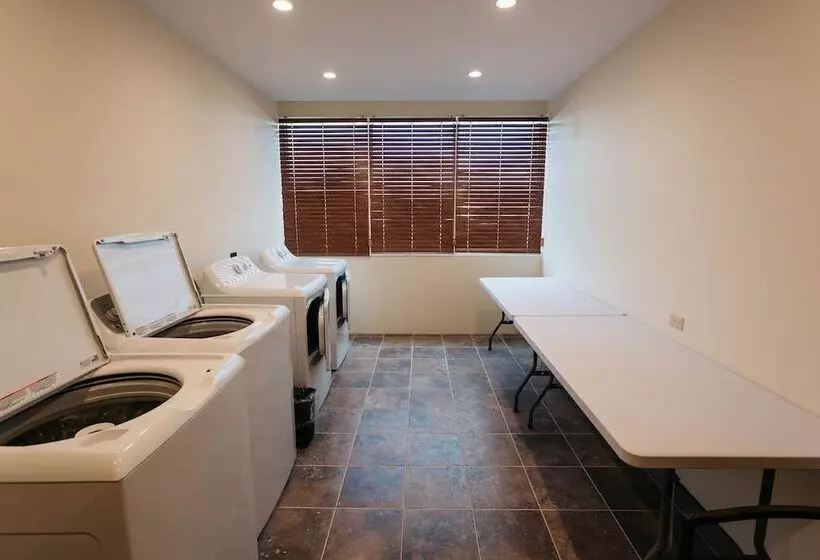 هتل Surfrider Resort