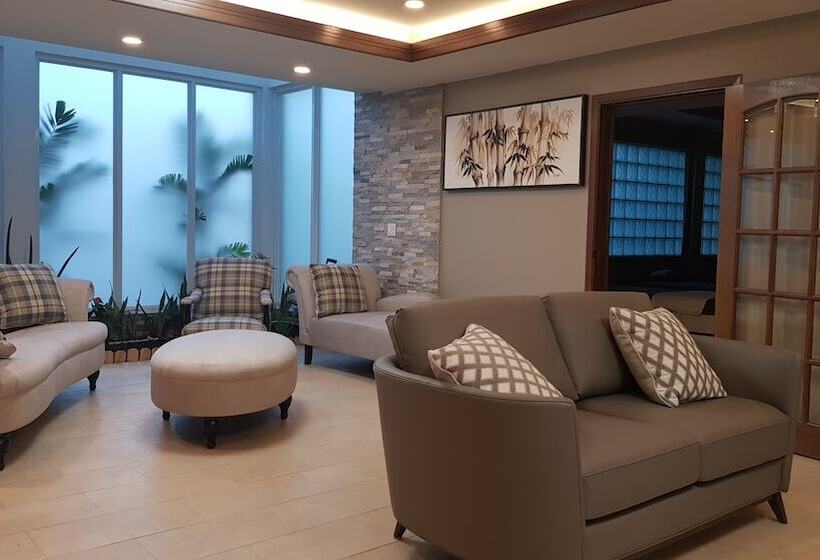 Отель Surfrider Resort