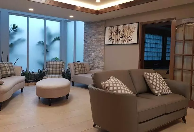 هتل Surfrider Resort