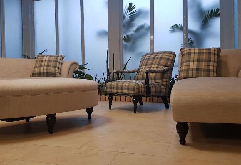 Отель Surfrider Resort