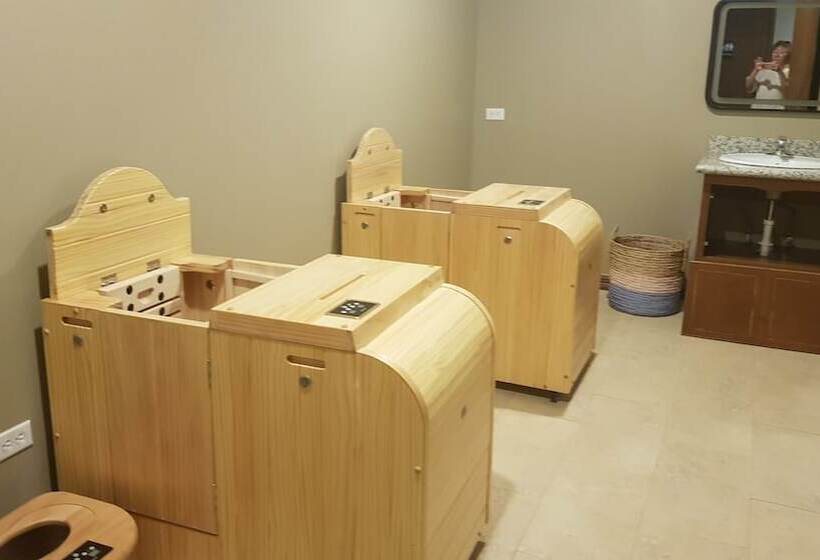 Отель Surfrider Resort