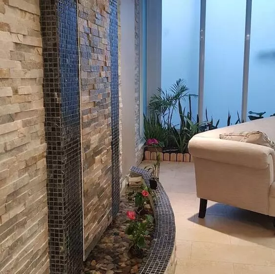 هتل Surfrider Resort