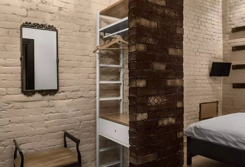 هتل Brick Walls