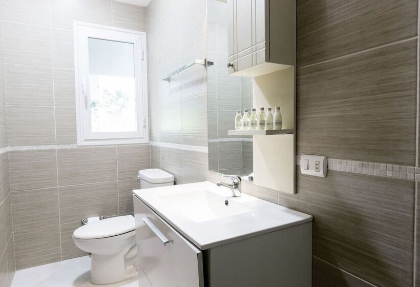 בית מלון כפרי Tropicana Suites Deluxe Beach Club & Pool