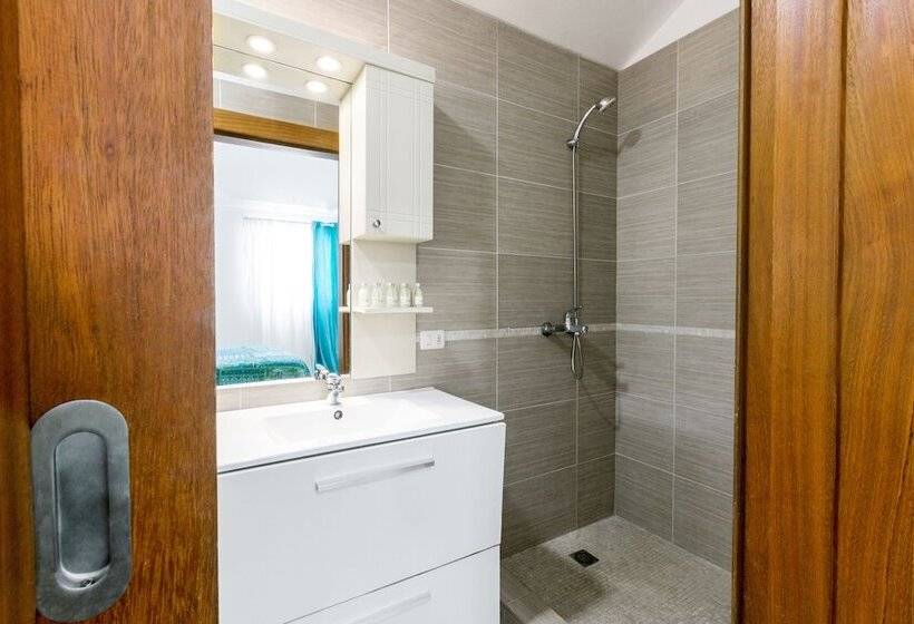 בית מלון כפרי Tropicana Suites Deluxe Beach Club & Pool