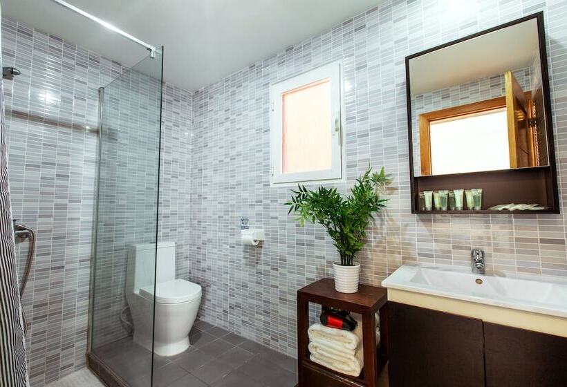 בית מלון כפרי Tropicana Suites Deluxe Beach Club & Pool