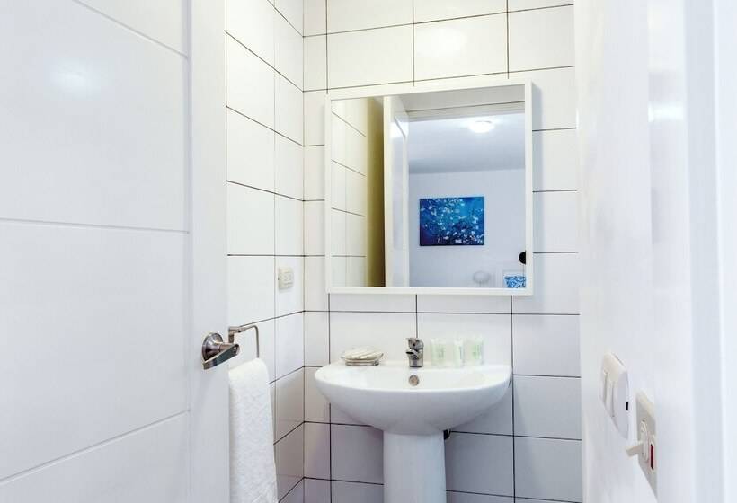 בית מלון כפרי Tropicana Suites Deluxe Beach Club & Pool