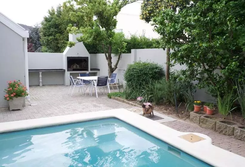 Hotelli Laurel Cottage