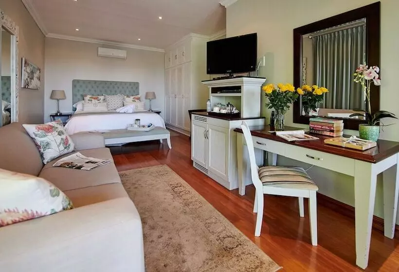 Hotelli The Hamptons Guest House