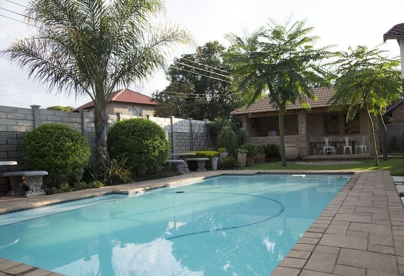 בית מלון כפרי Xaviera Guest House