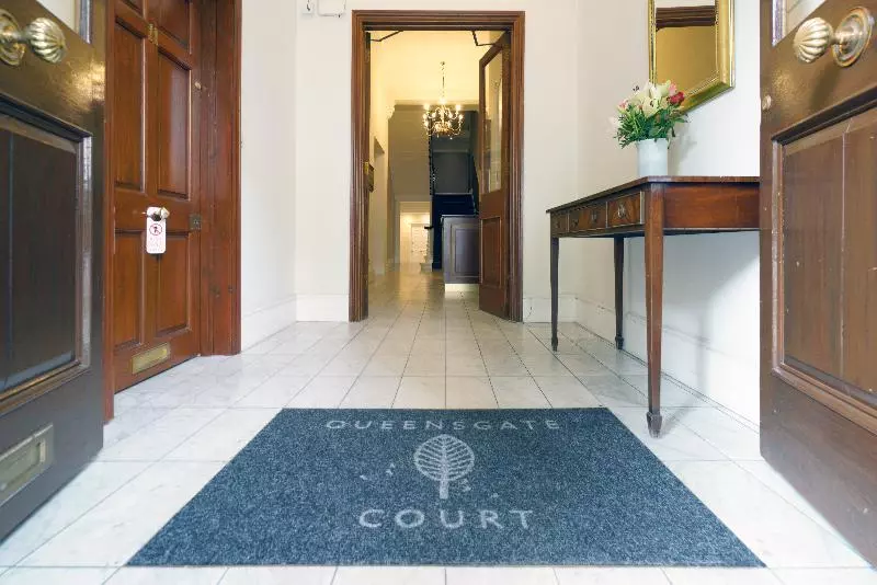 ホテル Queensgate Court