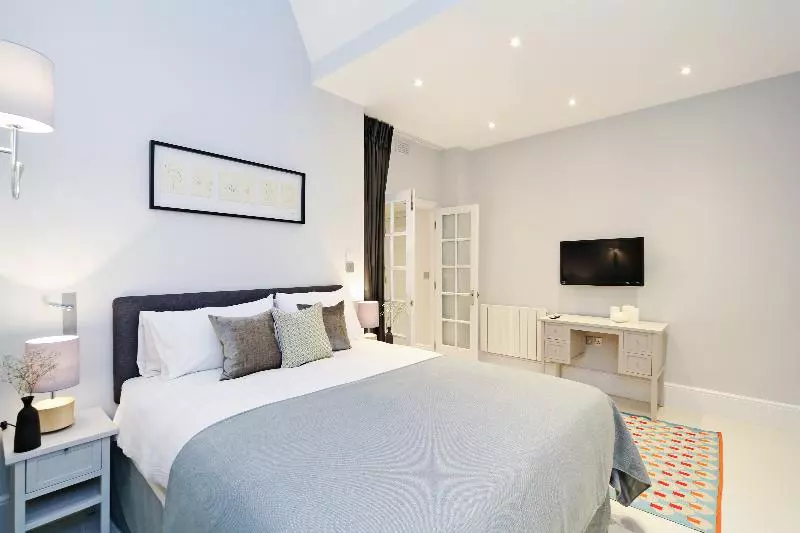 ホテル Queensgate Court