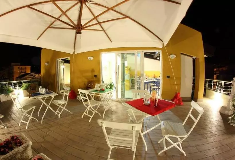 هتل B&b I Fiori Del Mare