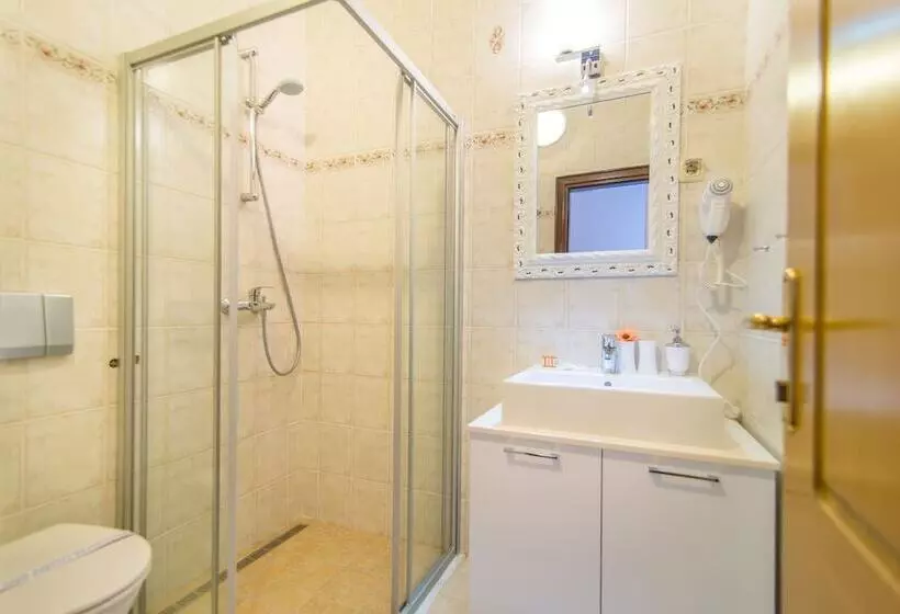 هتل Apartments And Rooms With Wifi Vrsar, Porec   3007