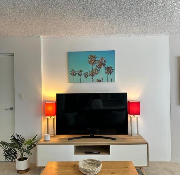 Отель Meridian Tower Kirra Beach