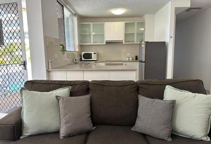 Отель Meridian Tower Kirra Beach