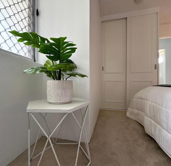 Отель Meridian Tower Kirra Beach