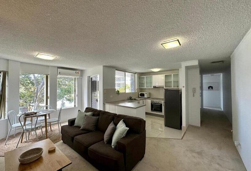 Отель Meridian Tower Kirra Beach