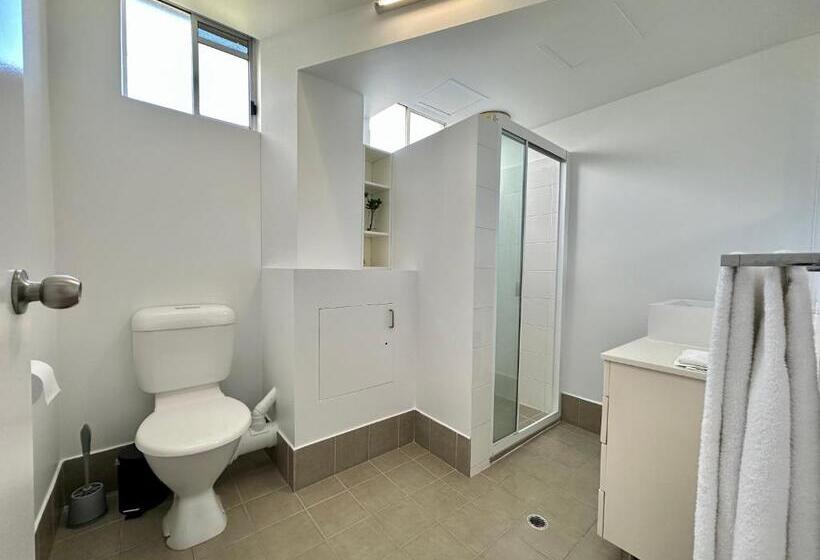 Отель Meridian Tower Kirra Beach