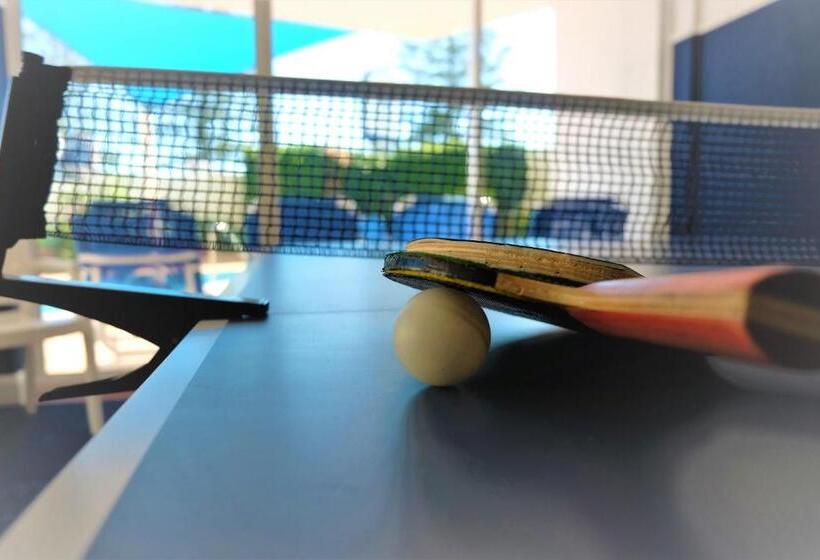 Отель Meridian Tower Kirra Beach