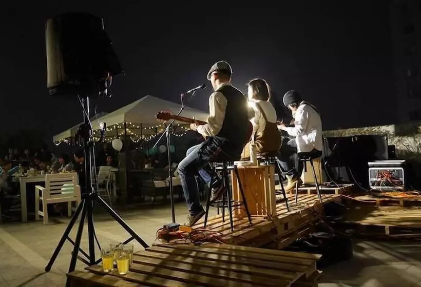 هتل Stray Birds Taichung Hostel