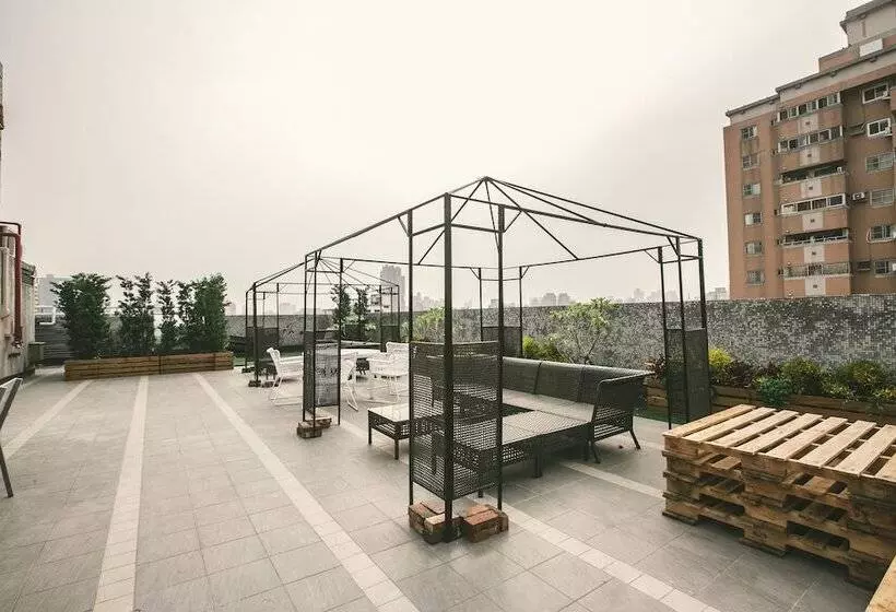 هتل Stray Birds Taichung Hostel