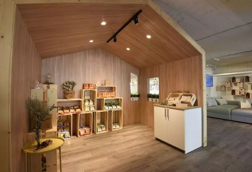 هتل Stray Birds Taichung Hostel