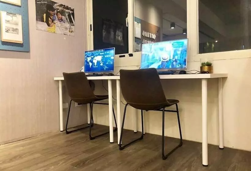 هتل Stray Birds Taichung Hostel