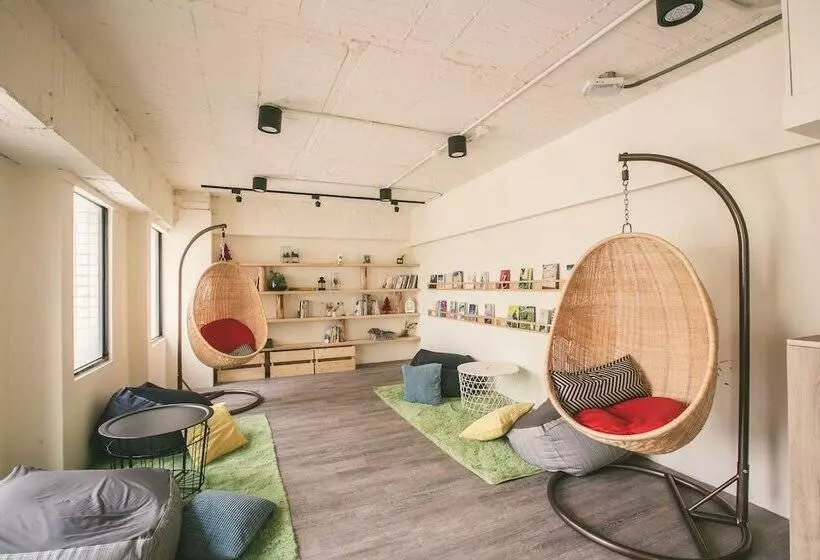 هتل Stray Birds Taichung Hostel