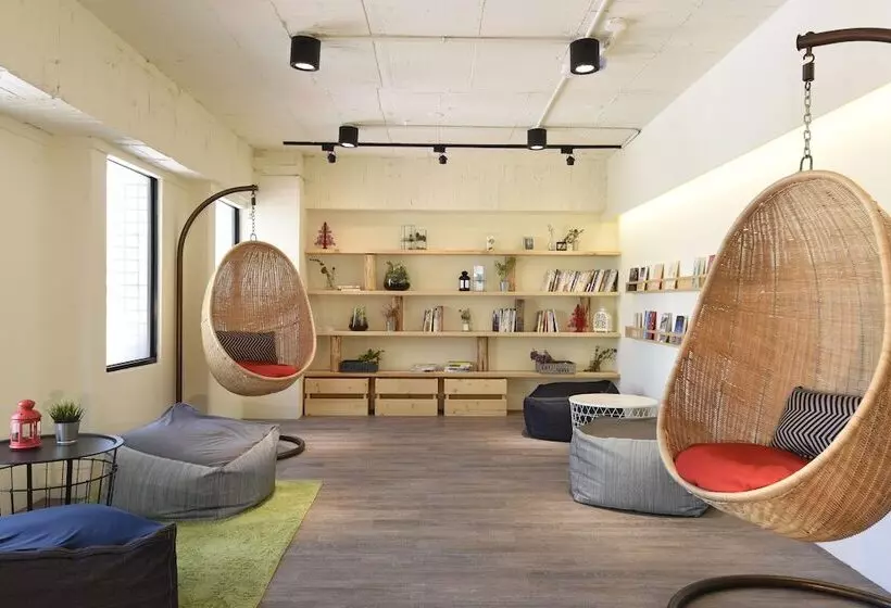 هتل Stray Birds Taichung Hostel